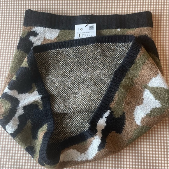 Zara Camouflage print sweater skirt.
NWT. Small - Picture 3 of 13